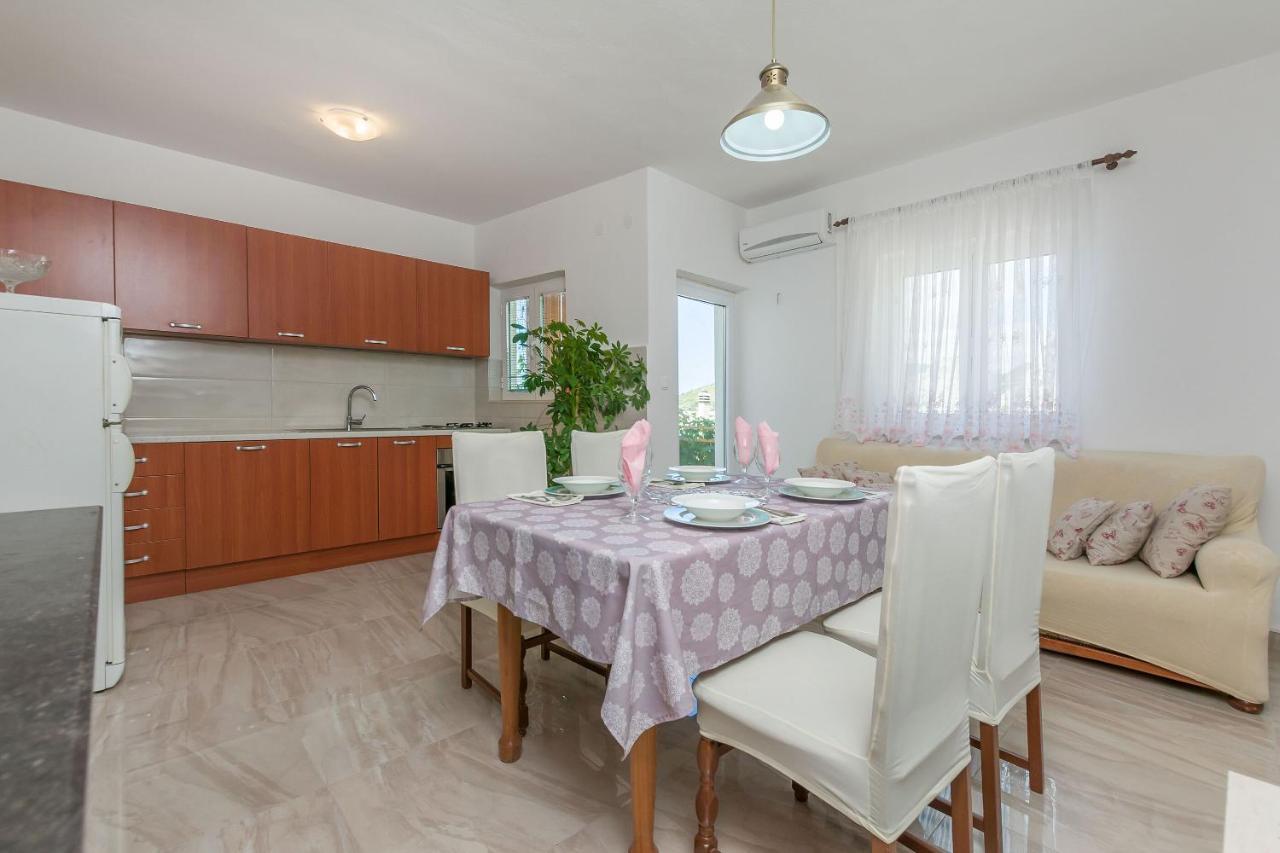 אומיס Apartments Jasna מראה חיצוני תמונה